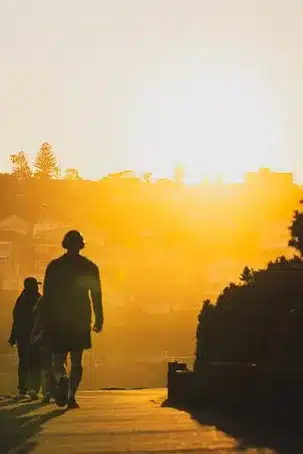 Ambiente animado: Disfruta de un paseo por el barrio