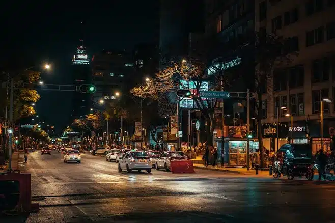 Calle Príncipe: el epicentro del comercio y la vida nocturna en la ciudad