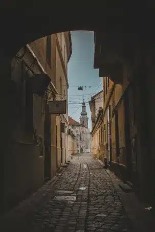 Calle Toledo: descubre la iglesia de los Picos y su encanto histórico