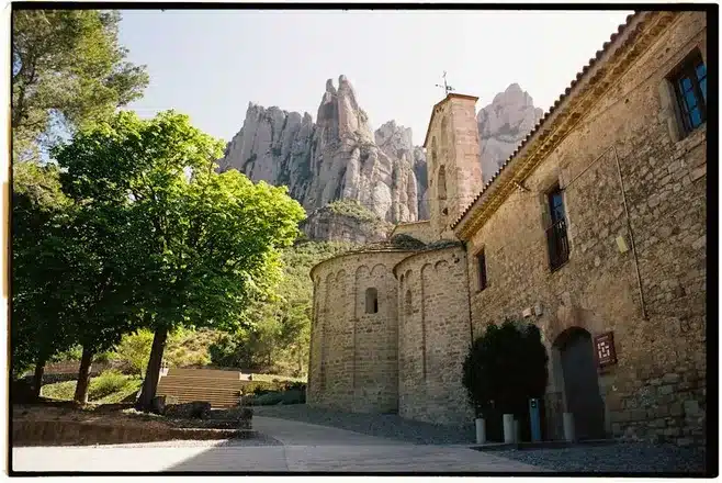 Cambre: La iglesia románica de Santa María y el bosque de Cecebre