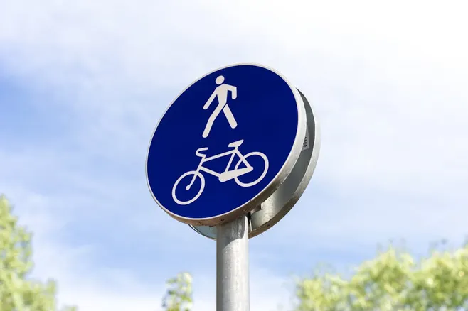 Características de la infraestructura: calzada de dos carriles, carril-bici y paseo peatonal ajardinado