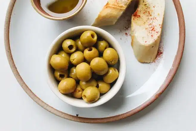 Degusta las tapas tradicionales en las animadas terrazas