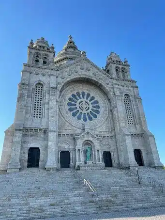 Descubre la Colexiata de Santa María y su impresionante arquitectura