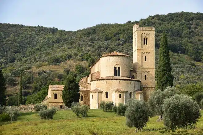 Descubre la historia del antiguo monasterio y su almazara para moler aceitunas