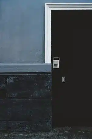 El edificio principal y su acceso