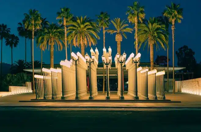 Escultura y museo en la playa de Samil