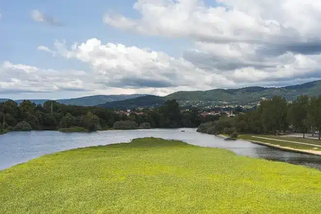 Explora los encantos de Os Penedos de Pasarela e Traba y Val do río Navea en Galicia