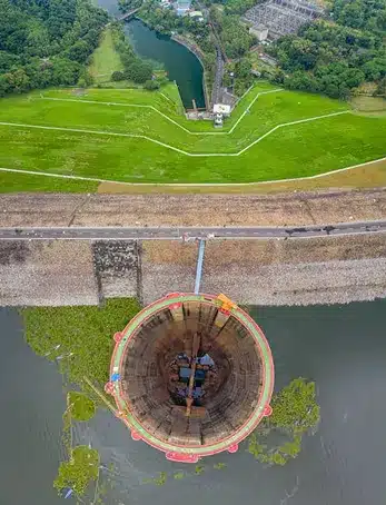 La carretera N-120 y la carretera de servicio de las presas hidroeléctricas en Os Peares: Un camino lleno de belleza y naturaleza