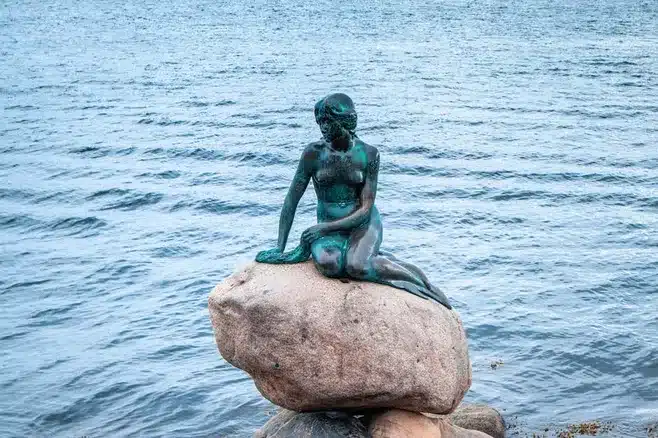 La escultura de la sirena en el agua de A Chavasqueira