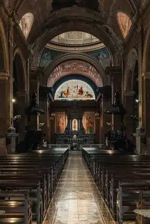 La iglesia parroquial y su cruceiro en Beade