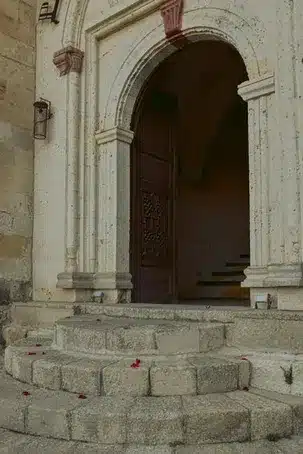 La puerta norte y sus elementos románicos y góticos
