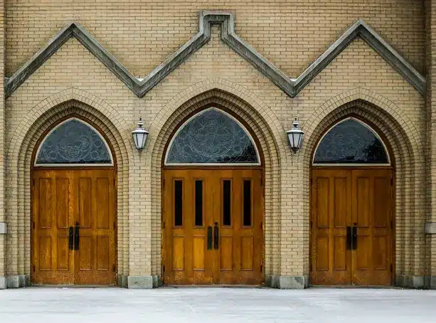 Las tres portadas de la iglesia y su importancia
