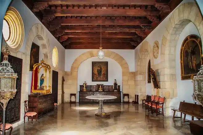 Obras de arte y reliquias sagradas en la iglesia