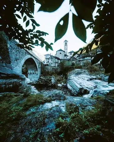 Ponte Vella ou Maior: Un puente histórico que te llevará al encantador Parque San Lázaro