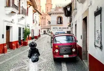 Visita los emblemáticos monumentos Kiosco Alfonso y Casino Atlántico