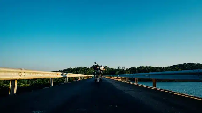 Recorriendo el fondo de la ría con el puente de Rande en el horizonte