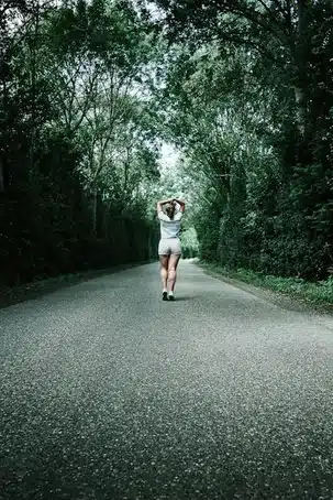 Recorriendo el sendero fácil y bien señalizado