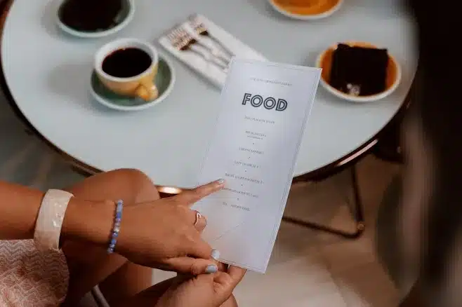 Restaurantes y opciones gastronómicas en la Playa de Rodas