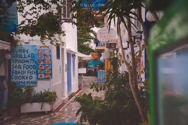 Restaurantes y tiendas cercanas a la Plaza