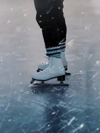 Servicios especiales para facilitar la práctica del patinaje sobre hielo